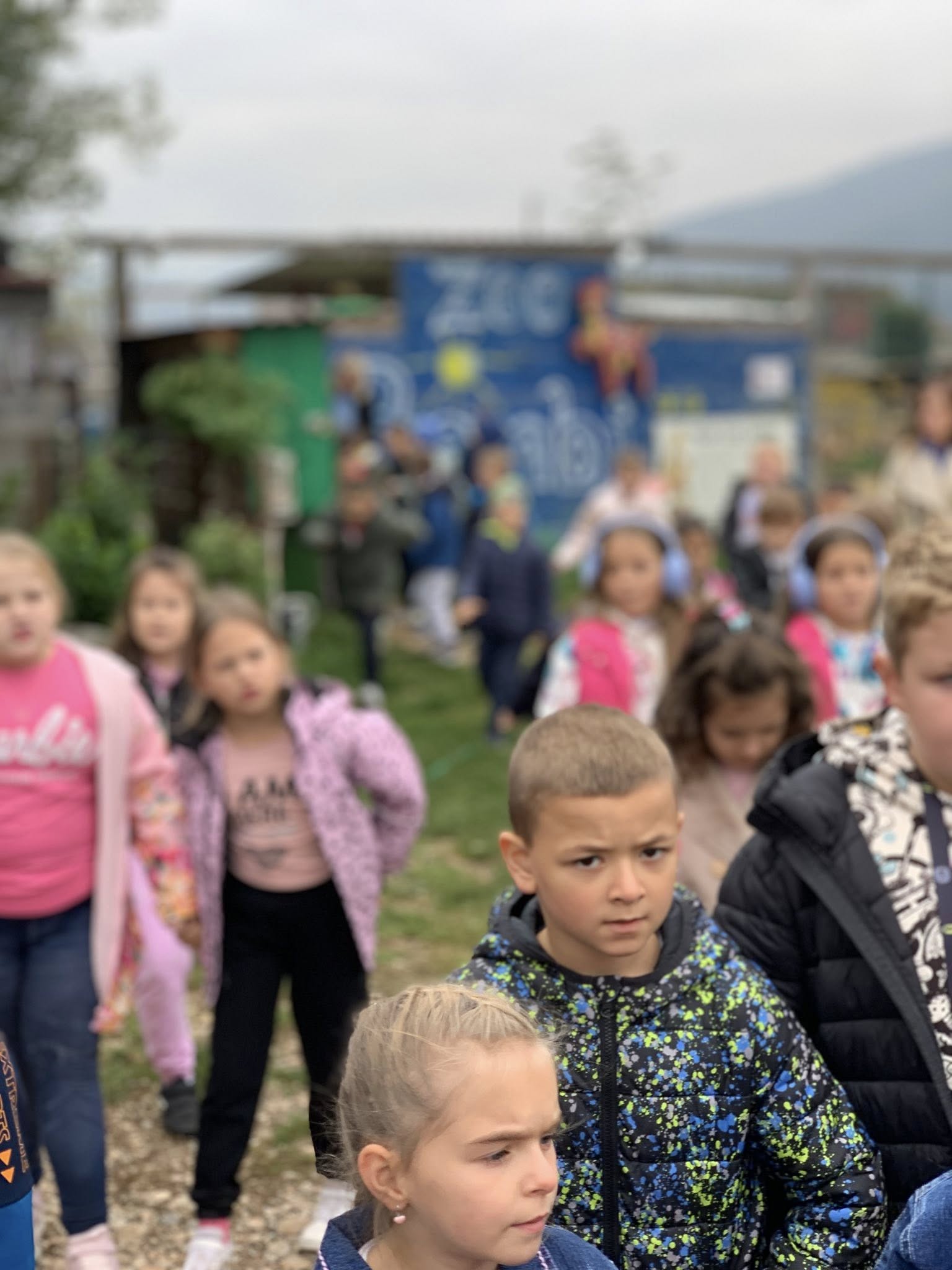 Grupa školaraca u posjeti ZOO Bambiju u Sarajevu – učenje o prirodi i životinjama.